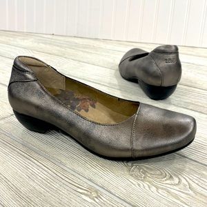 Taos Debut Metallic Silver Flats Low Heels - sz 7